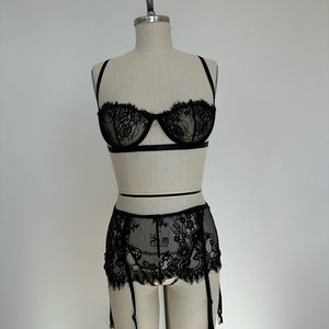Black garter belt & Bra